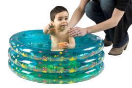 Un bébé en train de prendre un bain dans une baignoire gonflable