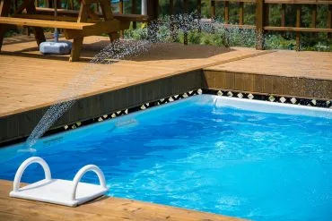 Une piscine dans la cour
