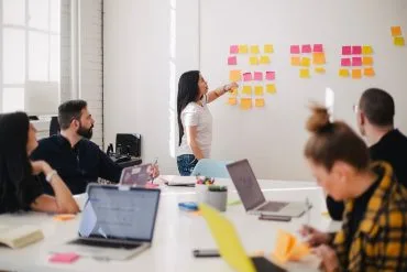 réunion employés et manager d'entreprise