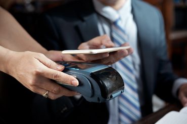 Comment commencer à accepter les paiements sans contact dans votre entreprise – distributeur de cartes, paiements mobiles ou codes QR ?
