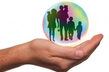 silhouette d'une famille dans le creux d'une main
