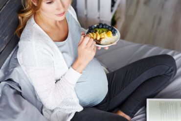 Femme enceinte : quels sont les aliments autorisés, déconseillés et interdits ?