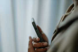 Le fait d'avoir son téléphone portable près de soi est-il une cause d'infertilité ?