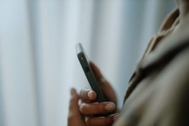 Le fait d'avoir son téléphone portable près de soi est-il une cause d'infertilité ?